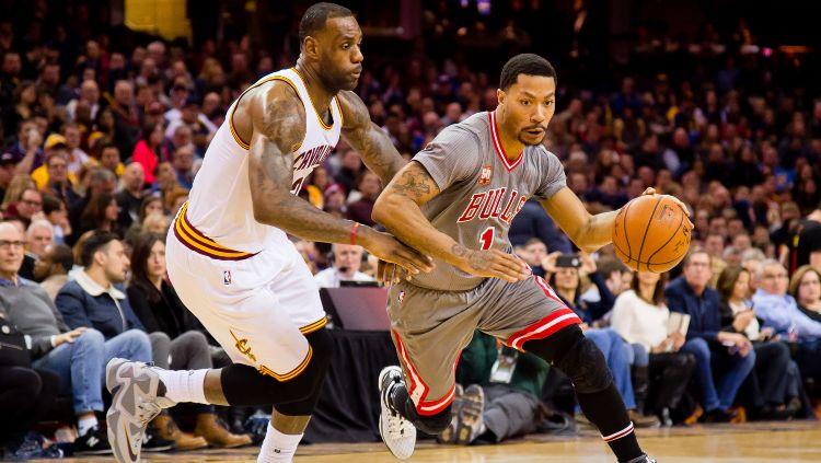 LeBron James dan Derrick Rose beradu.