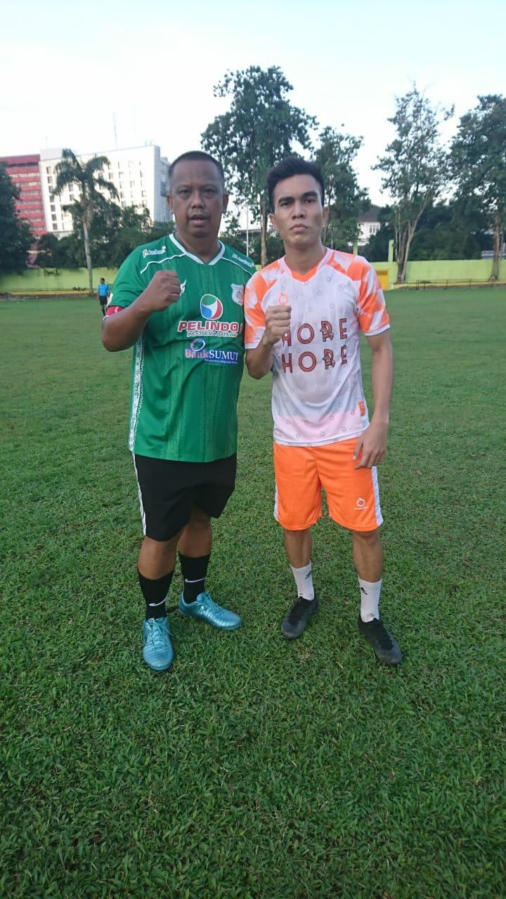 Manajer PSMS Medan, Mulyadi Simatupang (kiri) foto bersama dengan Paulo Sitanggang di Stadion Kebun Bunga, Medan. Copyright: Dok. Mulyadi Simatupang