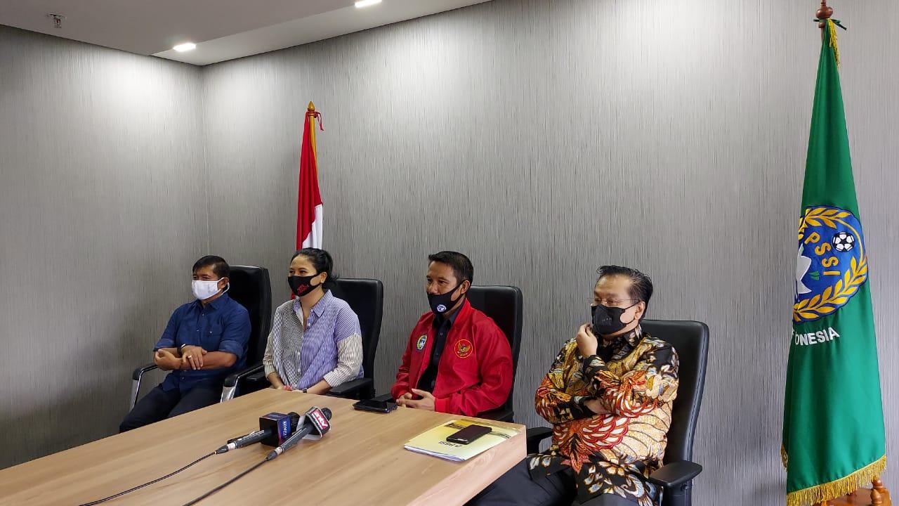 Syarif Bastaman (kanan) dalam konferensi pers PSSI.