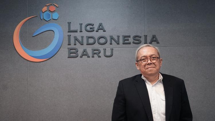 Direktur Utama PT Liga Indonesia Baru (LIB) Akhmad Hadian Lukita didampingin Direktur Operasional, Sudjarno menghadap Satgas Anti Mafia Bola. - INDOSPORT