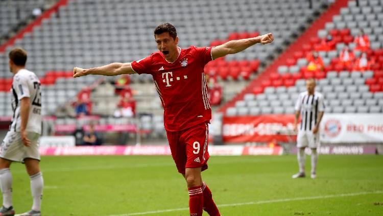 Robert Lewandowski tengah merayakan golnya dalam pertandingan Bayern Munchen vs Freiburg, Sabtu (20/06/20). Copyright: Alexander Hassenstein / Getty Images