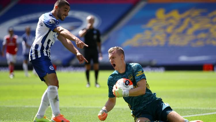 Neal Maupay dan Bernd Leno dalam pertandingan Liga Inggris antara Brighton vs Arsenal, Sabtu (20/06/20). Copyright: Richard Heathcote / Getty Images