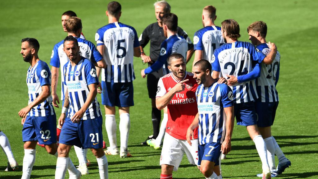 Aksi Matteo Guendouzi mencekik leher Neal Maupay di pertandingan Brighton vs Arsenal pada lanjutan Liga Inggris, Sabtu (21/06/20) jadi sorotan.