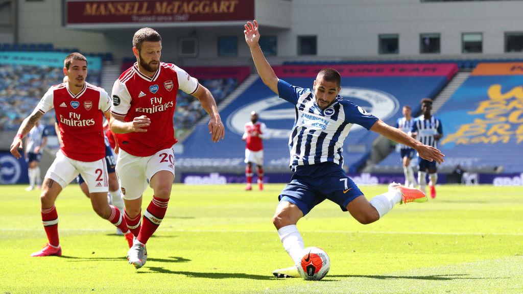 Neal Maupay (kanan) saat hendak mencetak gol ke gawang Arsenal