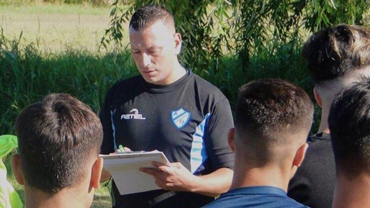 Pelatih sepak bola asal Argentina, Carlos Alberto Gomez, mengajak Timnas Indonesia U-19 latihan di negaranya.