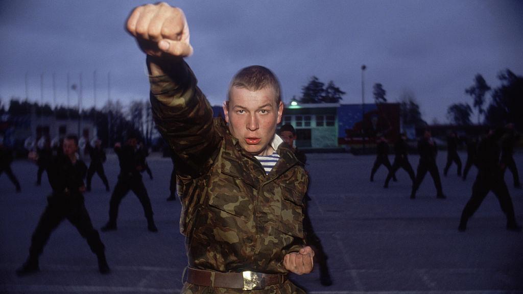 Latihan karate yang dilakukan oleh tentara Rusia