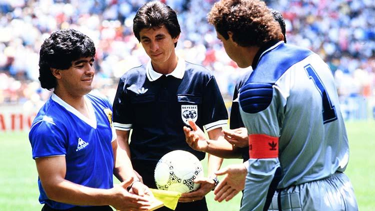 Diego Maradona (paling kiri) melakukan koin tos dengan kiper Inggris dalam pertemuan di perempatfinal Piala Dunia 1986