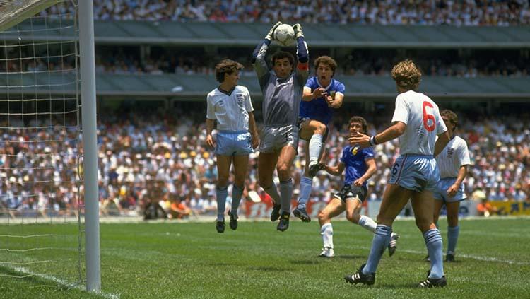 Kiper Inggris, Peter Shilton, mengamankan bola dalam laga Argentina vs Inggris di perempatfinal Piala Dunia 1986.