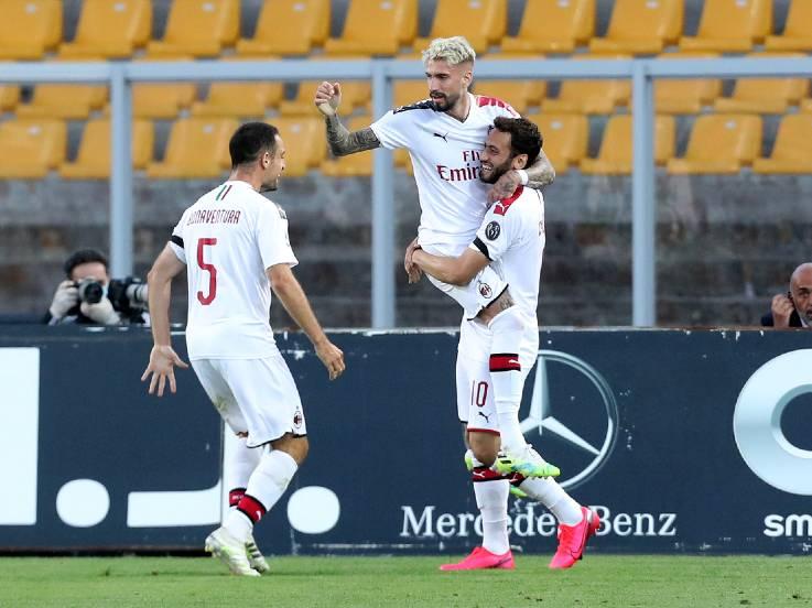 Samu Castillejo merayakan golnya pada pertandingan Serie A antara Lecce vs AC Milan, Selasa (23/06/20) dini hari WIB. Copyright: Maurizio Lagana / Getty Images