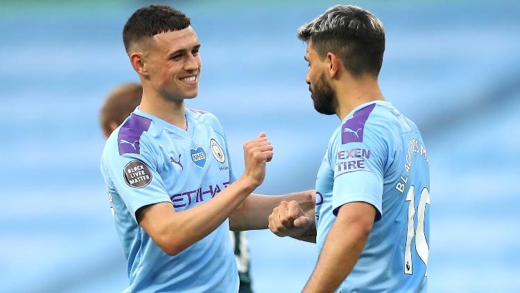 Phil Foden dan Sergio Aguero selebrasi di laga Liga Inggris antara Manchester City vs Burnley. Copyright: Martin Rickett/Pool via Getty Images