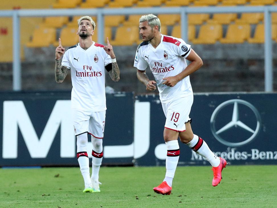 Samu Castillejo (kiri) merayakan golnya dalam laga Lecce vs AC Milan Copyright: Maurizio Lagana/Getty Images