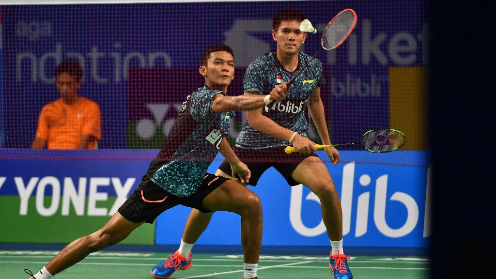 Melihat sepak terjang Muhammad Shohibul Fikri (kiri), pasangan anyar Marcus Gideon di gelaran Mola TV PBSI Home Tournament.
