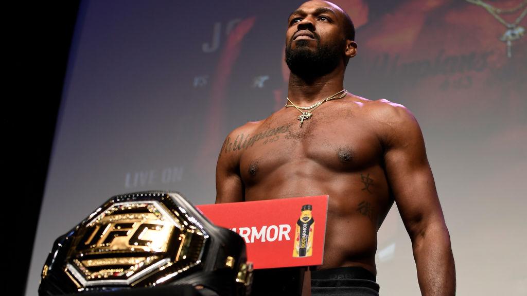 Jon Jones sukses menggeser Alexander Volkanovski di puncak klasemen raning Pound-for-Pound atau P4P UFC pasca menang dari Ciryl Gane di UFC 285. - INDOSPORT
