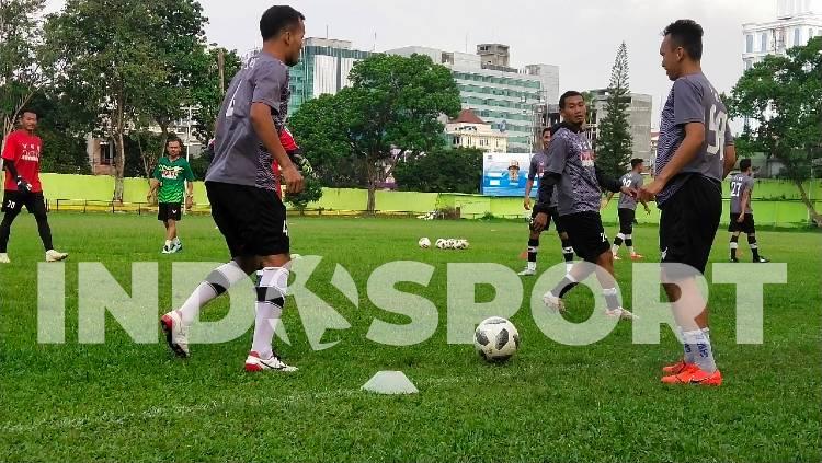 Pemain klub Liga 2, PSMS Medan, menggelar latihan rutin mereka di Stadion Kebun Bunga, Medan, Rabu (24/6/20) sore. - INDOSPORT