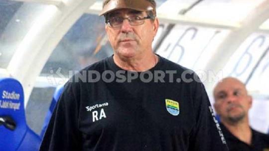 Nama juru taktik Persib Bandung, Robert Rene Alberts, mendadak muncul sebagai kandidat pelatih Timnas Indonesia pengganti Shin Tae-yong.