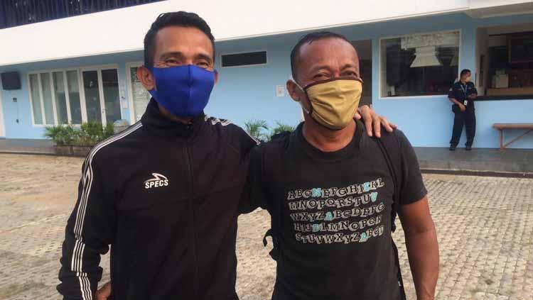 Nusur Fadillah (masker biru), salah satu wasit di Liga 1 2020 menceritakan kehidupannya sehari-hari selama kompetisi ditunda karena pandemi virus corona. - INDOSPORT