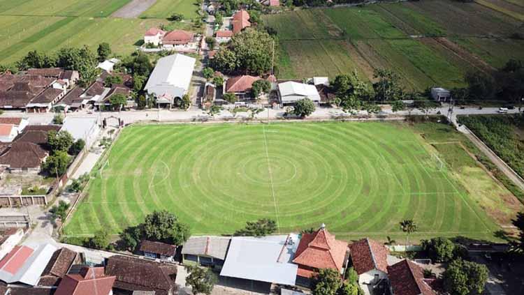Lapangan Teloyo yang terletak di Desa Teloyo, Kecamatan Wonosari, Kabupaten Klaten sukses memotif rumput lapangan layaknya stadion-stadion di Eropa. - INDOSPORT