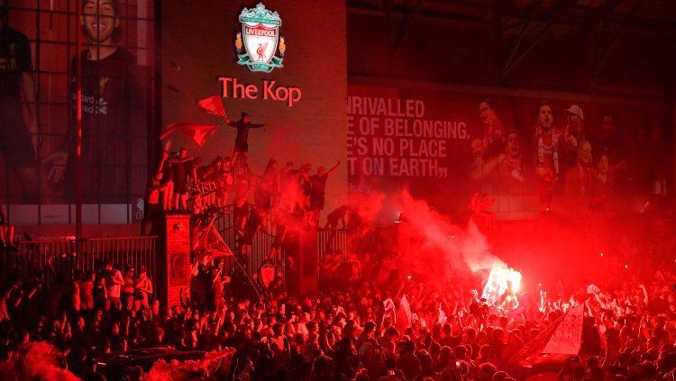 Fans Liverpool selebrasi juara Liga Inggris di depan Stadion Anfield.