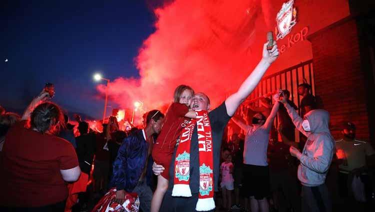 Fans Liverpool merayakan kemenangan di luar Anfield usai Liverpool meraih gelar juara Liga Primer Inggris.
