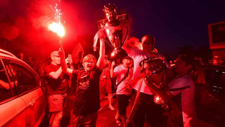 Fans Liverpool selebrasi menyambut juara Liga Inggris di depan Stadion Anfield.