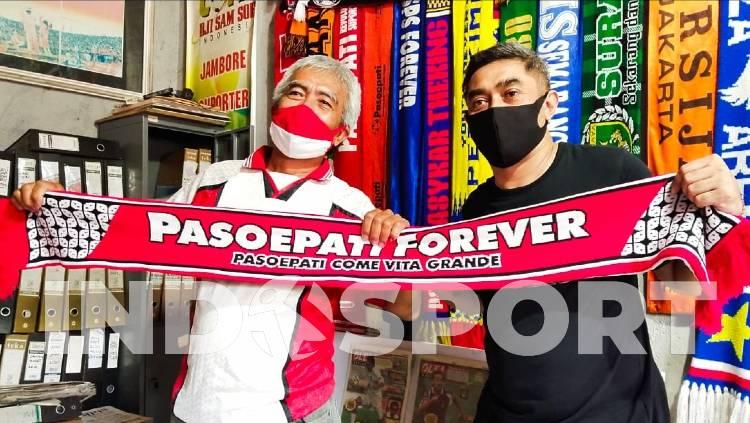 Striker legendaris Timnas Indonesia, Indriyanto Nugroho, mengunjungi sesepuh Pasoepati, Mayor Haristanto, Jumat (26/06/20).