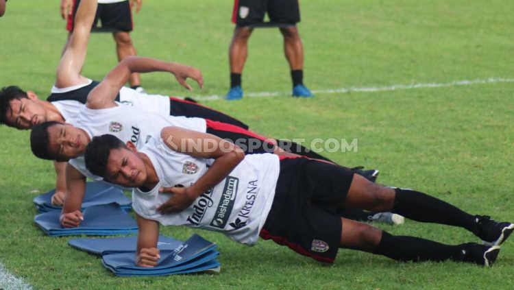 Gelandang muda Bali United, Reza Irfana (paling depan) saat masih berlatih bersama timnya pada Januari lalu. - INDOSPORT