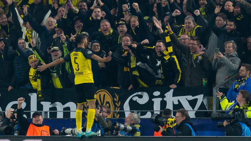 Achraf Hakimi merayakan selebrasi di depan pendukung Borussia Dortmund