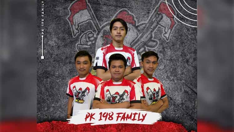 Pembalap motor nasional Indonesia, Awhin Sanjaya (bawah kanan) bersama para player tim esports PK198 yang mengikuti Playoff Week 2 PINC 2020. Copyright: Ofisial PK198