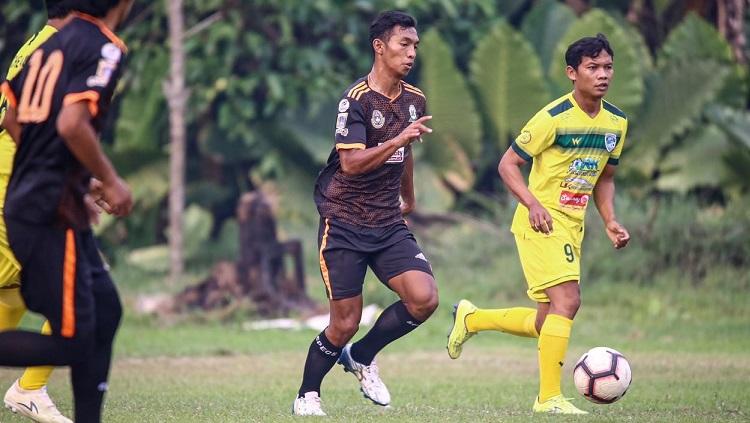 Pemain muda PSIS Semarang, Andreas Chrismanto Ado (kaos hitam) saat membawa bola dan dibayangi M. Nasuha (kaos kuning). - INDOSPORT