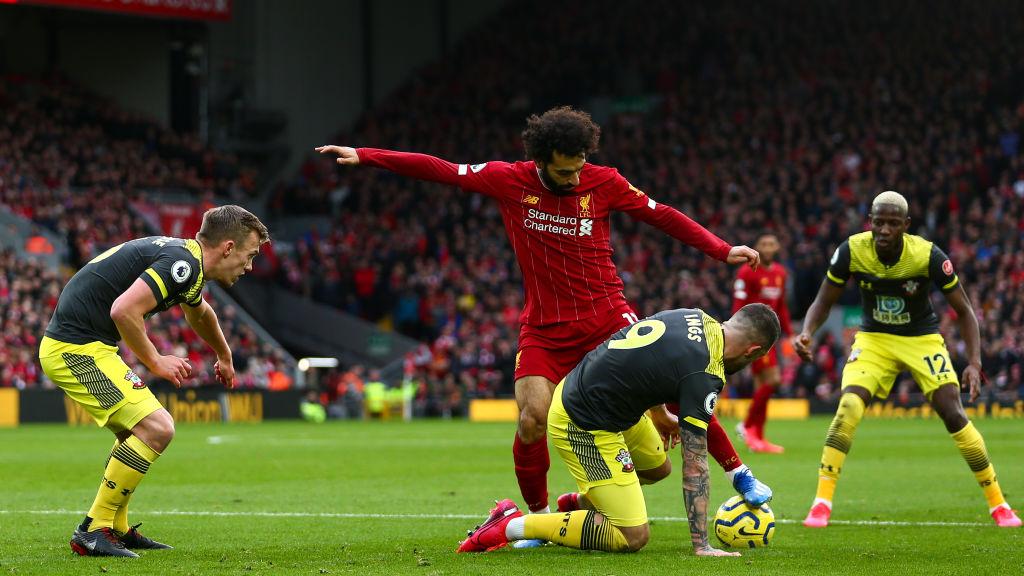 Duel Mohamed Salah vs Danny Ings di laga Liverpool vs Southampton Copyright: Robbie Jay Barratt - AMA/Getty Images
