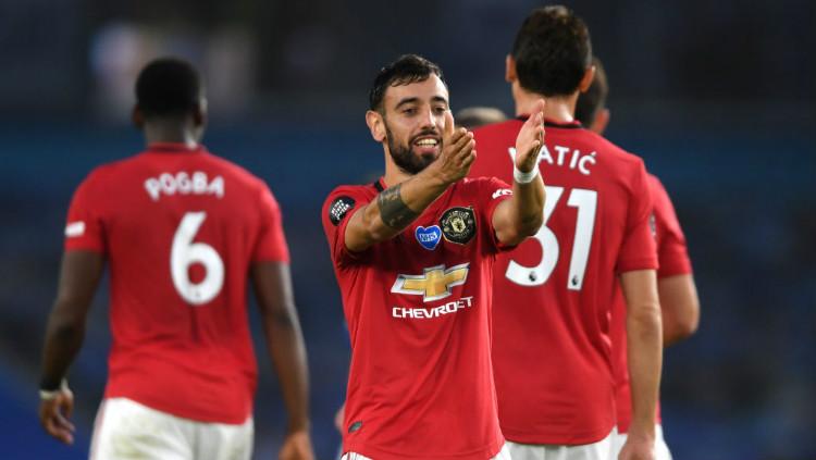 Bruno Fernandes dan Harry Maguire ngambek usai Manchester United enggan mempersilakan mereka bertemu fans yang anarkis.