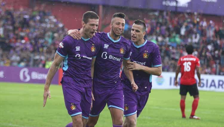 Selebrasi pemain Persik Kediri usai mencetak gol.