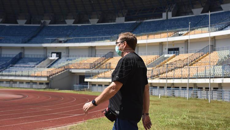 Pelatih Persib, Robert Rene Alberts, meninjau Stadion Gelora Bandung Lautan Api (GBLA), Kota Bandung, Selasa (30/6/20). - INDOSPORT