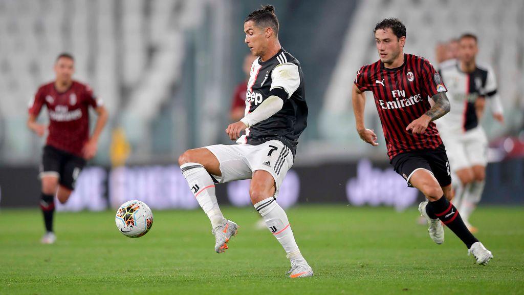 Davide Calabria (kanan) saat mengawal Cristiano Ronaldo di laga Juventus vs AC Milan