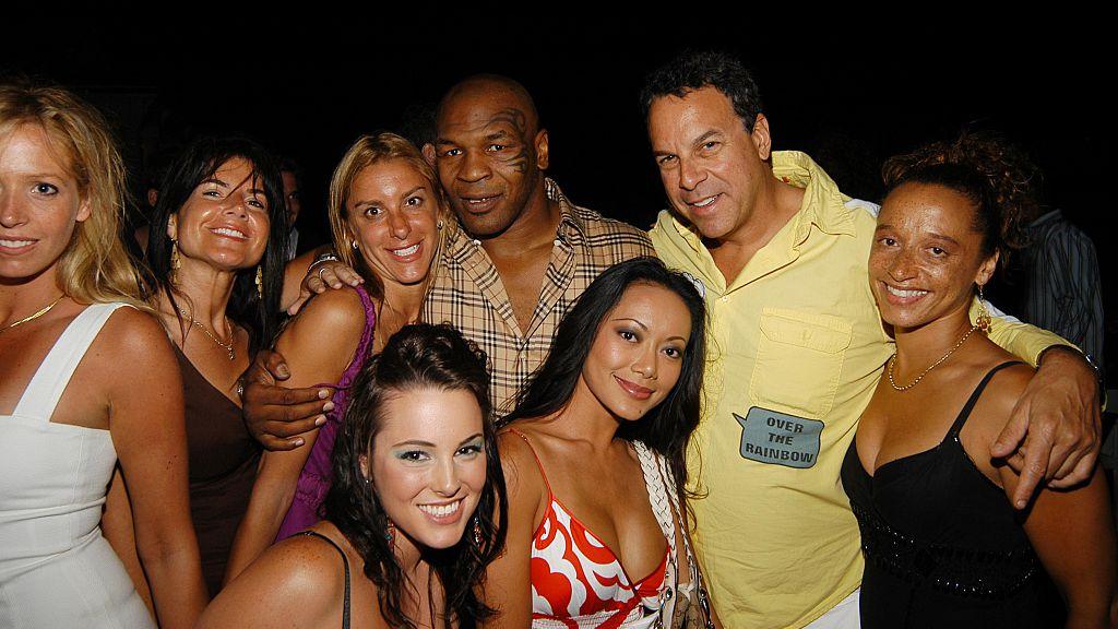 Mike Tyson dikenal akan sikap buasnya. Terciduk tengah belanja dengan seorang perempuan cantik, begini reaksi legenda tinju itu kepada paparazzi.