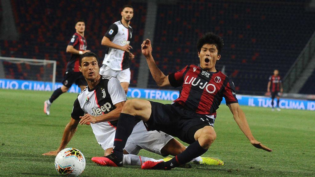 Takehiro Tomiyasu (kanan) ketika dijegal Cristiano Ronaldo Copyright: Mario Carlini / Iguana Press/Getty Images