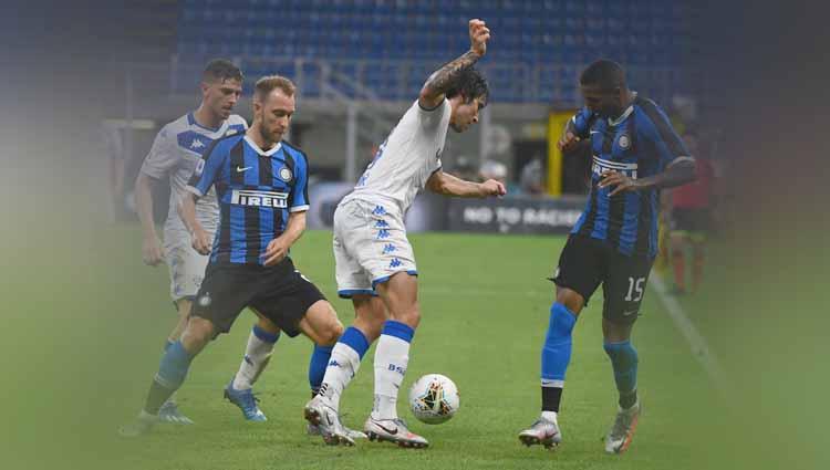 Sandro Tonali dari Brescia Calcio berusaha menghindari dua pemain Inter Milan pada laga Serie A Italia antara Inter Milan vs Brescia Calcio.