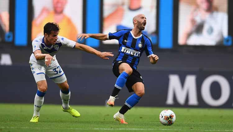 Pelanggaran pemain Brescia Calcio terhadap pemain Inter Milan Borja Valero pada laga Serie A Italia antara Inter Milan vs Brescia Calcio.