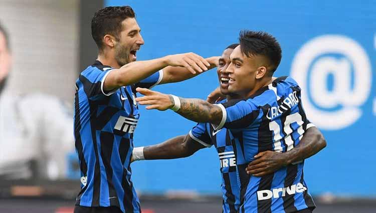 Selebrasi pemain Inter Milan, Ashley Young usai mencetak gol pada laga Serie A Italia antara Inter Milan vs Brescia Calcio.