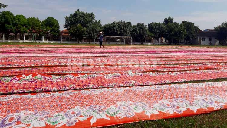 Salah satu lapangan pendamping Stadion Manahan Piala Dunia U-20 2021, Lapangan Sriwaru di Kampung Sondakan, Laweyan, Kota Solo saat ini jadi lokasi menjemur kain batik.