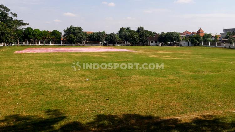 Lapangan Sriwaru merupakan satu dari lima lapangan latihan pendamping Stadion Manahan yang disiapkan oleh Pemerintah Kota (Pemkot) Solo dan PSSI.