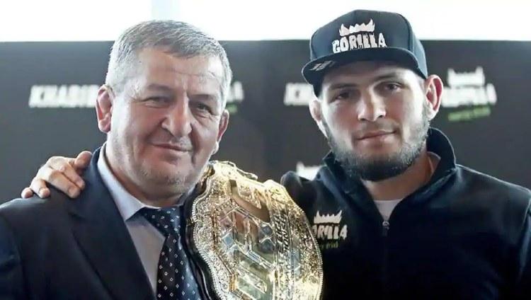 Pelatih Abdulmanap Nurmagomedov (ayah-kiri) dan petarung MMA Khabib Nurmagomedov (anak-kanan). Copyright: Valery Sharifulin\TASS via Getty Images