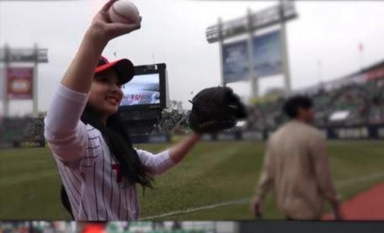 Nayeon 'Twice' main baseball. - INDOSPORT