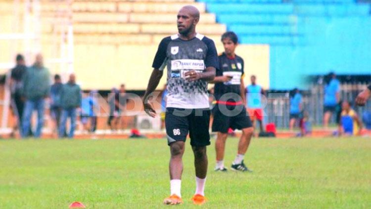 Kapten Persipura Jayapura, Boaz Solossa salah satu pemain nasional yang mengikuti pelatihan lisensi C PSSI di Bali.