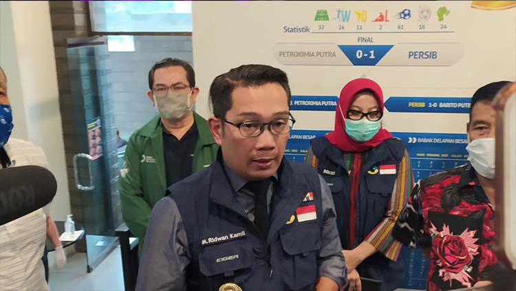 Pamer sedang berolahraga bulutangkis, Gubernur Jawa Barat, Ridwan Kamil, keluarkan pantun sebut rambut Ayu Ting Ting yang bikin terhibur warganet di instagram. - INDOSPORT