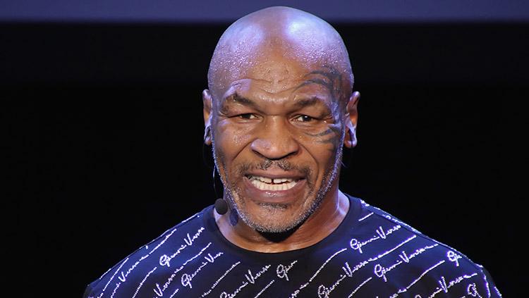 Legenda tinju dunia di kelas berat, Mike Tyson semakin mendekati bentuk tubuh terbaiknya setelah melakukan latihan secara brutal. - INDOSPORT