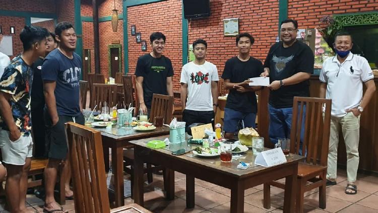 Joni Kurnianto selaku dirut PT Mahesa Jenar Semarang menyerahkan bantuan berupa uang tunai untuk membantu proses kesembuhan Ibunda Riyan Ardiyansyah.