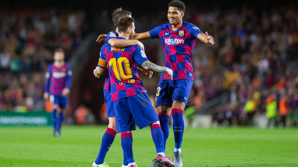 Ronald Araujo (kanan) saat hendak memeluk Lionel Messi dan Sergi Roberto