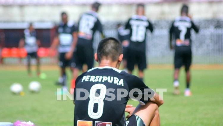 Gelandang Persipura di Liga 1 2019 asal Korea Selatan, Oh-Inkyun saat tertunduk lesu usai berlatih bersama rekan-rekannya di Persipura.