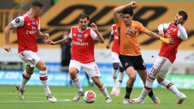Aksi Raul Jimenez di laga Wolverhampton Wanderers vs Arsenal.